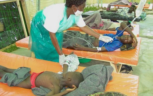 Điều trị cho bệnh nhân dịch tả tại Malawi. (Nguồn: malawi24.com) Dịch tả bùng phát tại Malawi, 30 người chết và 900 người mắc bệnh ảnh 1