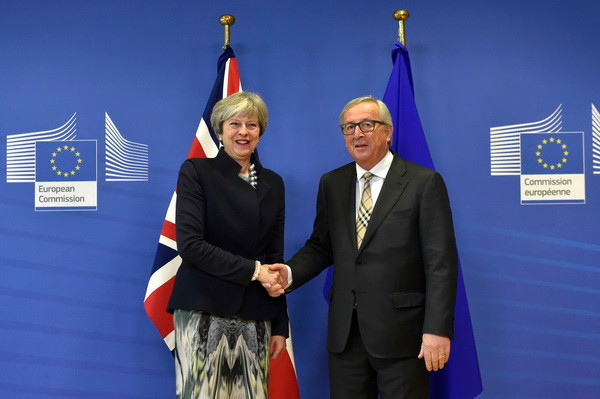 Thủ tướng Anh Theresa May (trái) và Chủ tịch Ủy ban châu Âu Jean-Claude Juncker. (Nguồn: AFP/TTXVN) EU và Anh khởi động đàm phán về quan hệ thương mại vào tuần tới ảnh 1