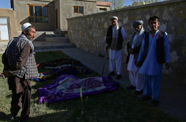 Thi thể các nạn nhân tại hiện trường vụ tấn công do Taliban tiến hành nhằm vào chốt an ninh của chính quyền ở Khwaja Omari, Afghanistan. (Nguồn: AFP/TTXVN) 13 cảnh sát Afghanistan thiệt mạng trong các cuộc tấn công của Taliban ảnh 1