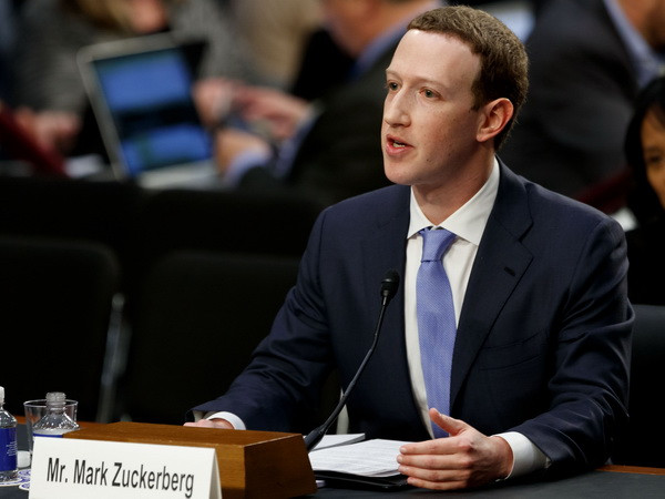 CEO Facebook Mark Zuckerberg phát biểu tại buổi điều trần ở Hạ viện Mỹ. (Nguồn: THX/TTXVN) Vụ bê bối dữ liệu: EU kêu gọi Facebook hợp tác toàn diện ảnh 1