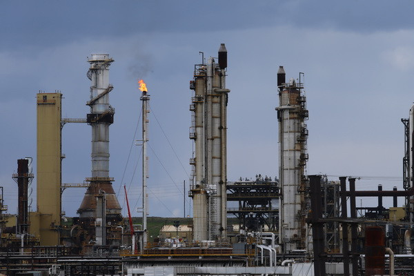 Mỏ dầu Syncrude ở phía bắc Fort McMurray, tỉnh Alberta, miền Tây Canada. (Nguồn: AFP/TTXVN) Canada: Tranh cãi gay gắt về dự án nâng cấp đường ống dẫn dầu ảnh 1