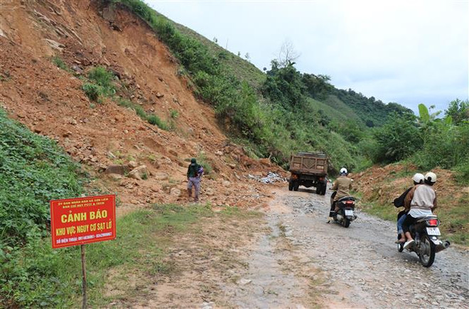 Giao thông miền núi Quảng Ngãi còn ngổn ngang sau mưa, bão ảnh 2