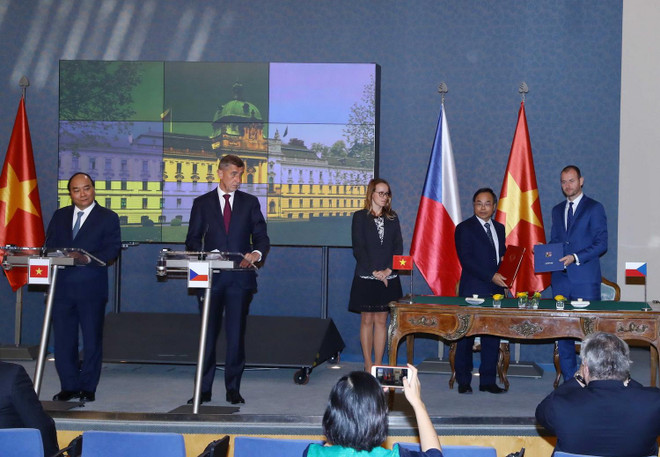 Thủ tướng Nguyễn Xuân Phúc và Thủ tướng Séc đồng chủ trì họp báo ảnh 2