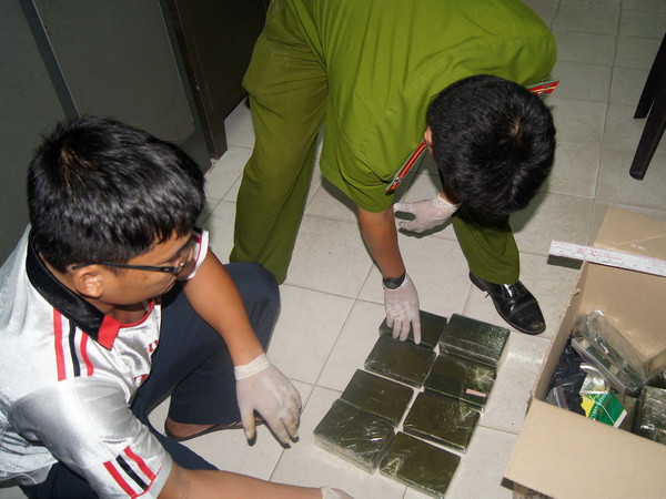 Hòa Bình: Bắt giữ hai đối tượng vận chuyển trái phép 8 bánh heroin ảnh 1