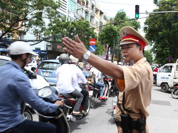 Ghi rõ nội dung phải tôn trọng, phục vụ nhân dân trong Luật Công an ảnh 2