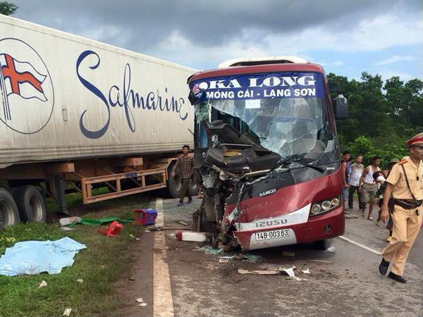 Xe khách va chạm với xe container làm 6 người thương vong ảnh 1