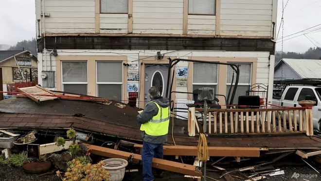 Mỹ: Bang California nỗ lực&nbsp;khôi phục hệ thống điện, nước sau động đất ảnh 1