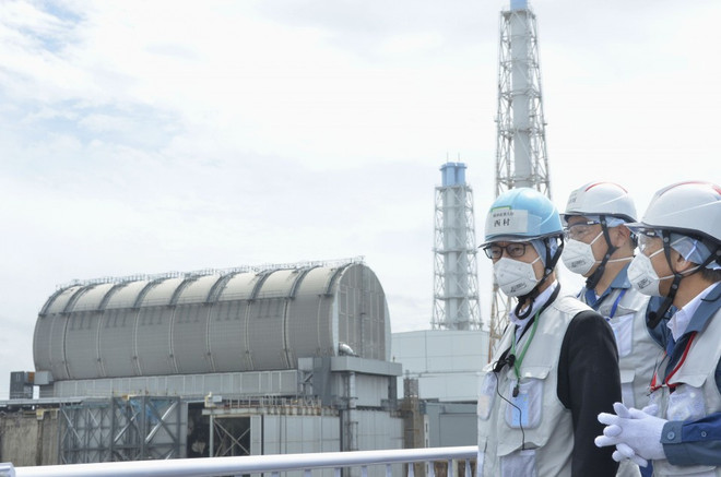 Bộ trưởng Công nghiệp Nhật Bản, ông Yasutoshi Nishimura đã tới thăm nhà máy điện hạt nhân Fukushima. (Ảnh: Kyodo) Nhật Bản sửa đổi quy định về thời gian hoạt động nhà máy điện hạt nhân ảnh 1
