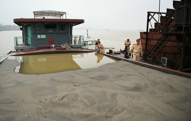 Kiểm soát, xử lý nghiêm đối tượng khai thác cát trái phép ở sông Hồng ảnh 1