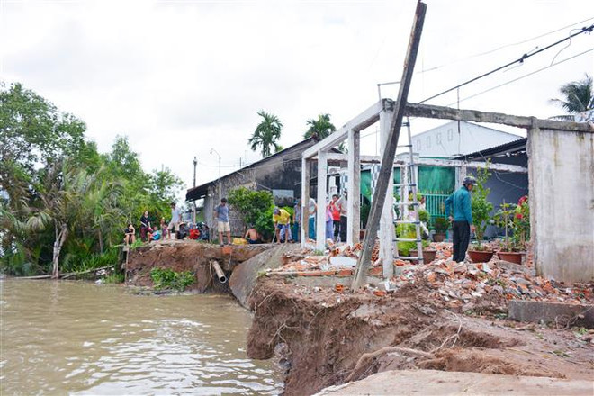 Sóc Trăng: Sạt lở bờ sông trong đêm tối, nhiều hộ dân phải sơ tán ảnh 2
