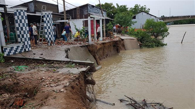 Sóc Trăng: Sạt lở bờ sông trong đêm tối, nhiều hộ dân phải sơ tán ảnh 1