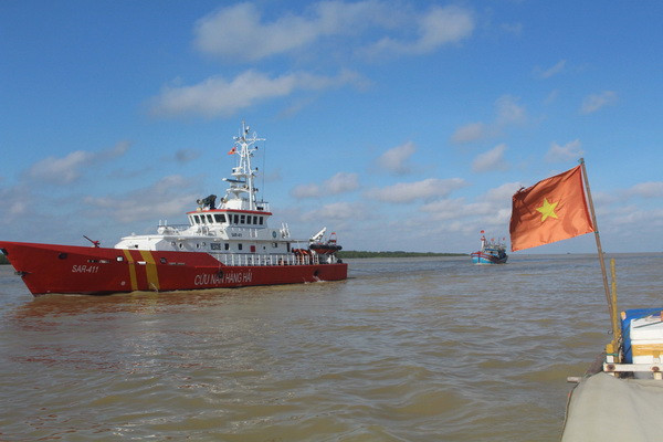 Nỗ lực tìm kiếm 13 ngư dân mất tích trên vùng biển Vịnh Bắc Bộ ảnh 1