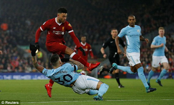 Liverpool-Man City 4-3: Chặn bóng là... chặn được Man City ảnh 1