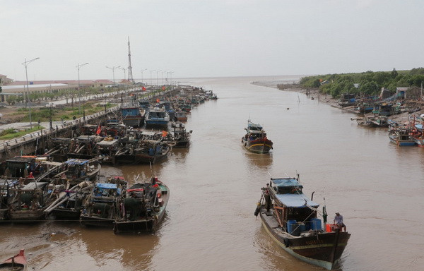 Tàu thuyền đánh bắt thủy sản vào tránh bão Tembin tại cửa biển Nhà Mát, thành phố Bạc Liêu. (Ảnh: Huỳnh Sử/TTXVN) Rà soát các phương án đảm bảo an toàn cho người trên đảo, nhà giàn ảnh 1