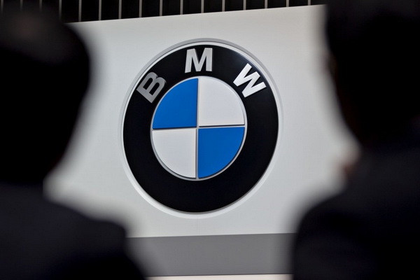 Logo của hãng BMW. (Nguồn: Bloomberg) Cải cách thuế của Mỹ hứa hẹn đem lại lợi nhuận lớn cho các hãng xe Đức ảnh 1