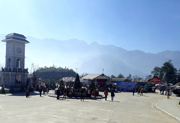 Sa Pa sương mù mờ ảo trong đêm khai mạc Lễ hội mùa Đông ảnh 1