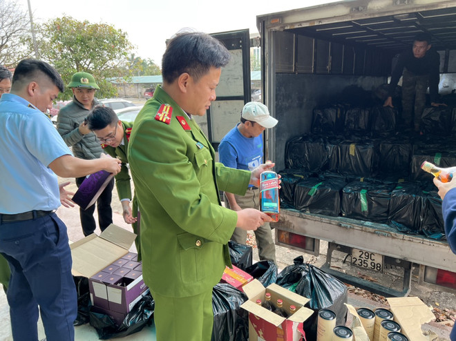 Quảng Bình: Phát hiện xe tải chở lậu gần 2.100 chai rượu ngoại ảnh 1