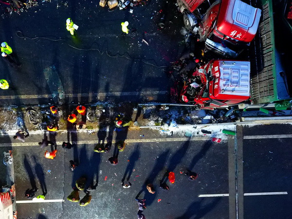 Gần 20 người thiệt mạng trong vụ tai nạn giao thông ở Trung Quốc ảnh 1