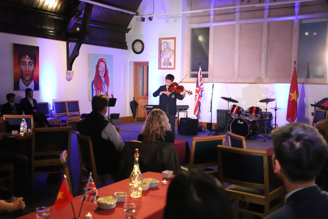 50 năm quan hệ Việt Nam-Anh: Hòa nhạc kết nối học sinh hai nước ảnh 3