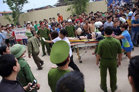 Cháy chung cư HH4a Linh Đàm, cảnh sát dùng búa phá cửa giải cứu ảnh 3