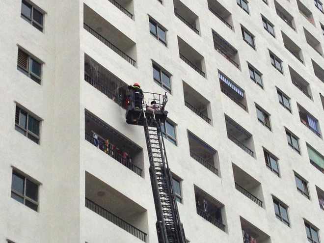 Cháy chung cư HH4a Linh Đàm, cảnh sát dùng búa phá cửa giải cứu ảnh 1