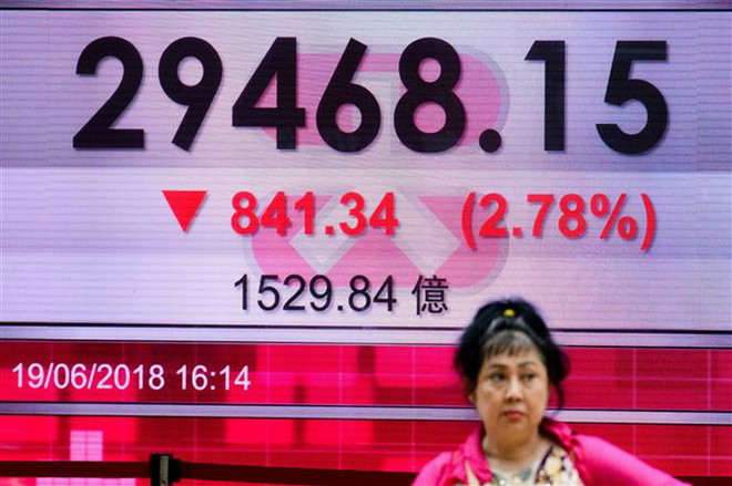 Chứng khoán châu Á đỏ sàn khi vòng áp thuế mới Mỹ-Trung có hiệu lực ảnh 1