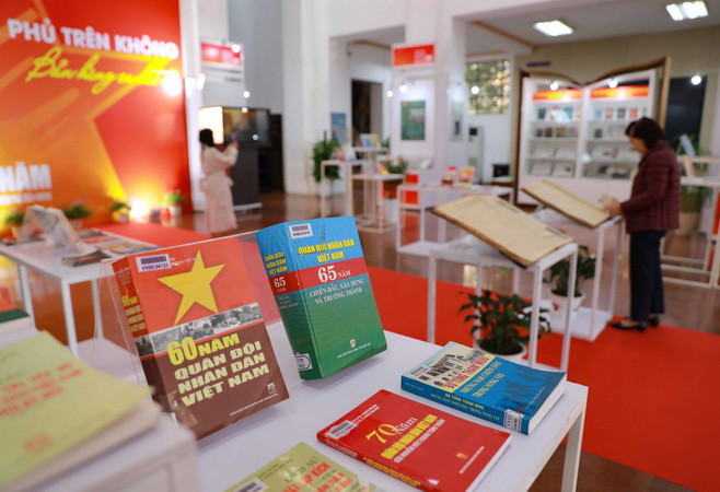 Trưng bày 500 tư liệu tiêu biểu ở Triển lãm “Điện Biên Phủ trên không" ảnh 1