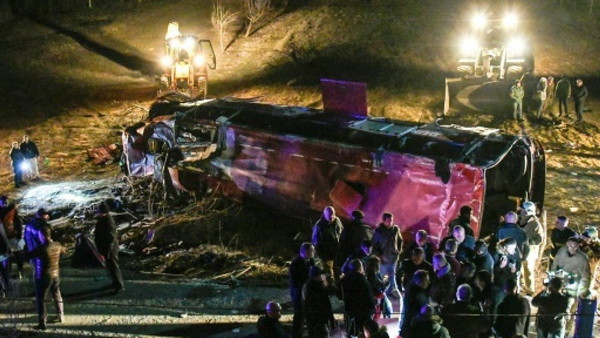 Xe buýt chở 50 người rơi xuống vực, ít nhất 13 người thiệt mạng ảnh 1