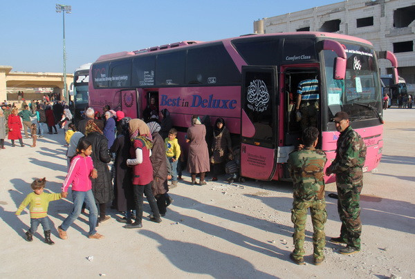 Đoàn xe chở người sơ tán Syria di chuyển sau khi bị dừng lại 48 giờ ảnh 1