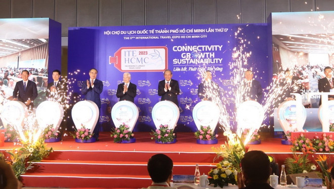 Các đại biểu thực hiện nghi thức khai mạc Hội chợ. (Ảnh: Thu Hương/TTXVN) TP.HCM: Đẩy mạnh truyền thông quốc tế để quảng bá du lịch ảnh 1