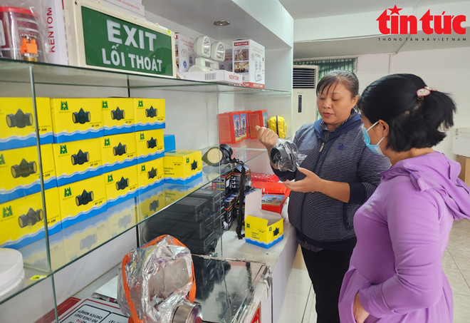 Hà Nội: Người dân đổ xô đi mua mặt nạ chống khói và thang dây ảnh 1