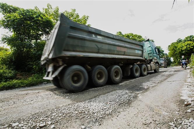 Hà Nội: Xe quá khổ, quá tải 'tái xuất' ở một số tuyến đường ngoại ô ảnh 1