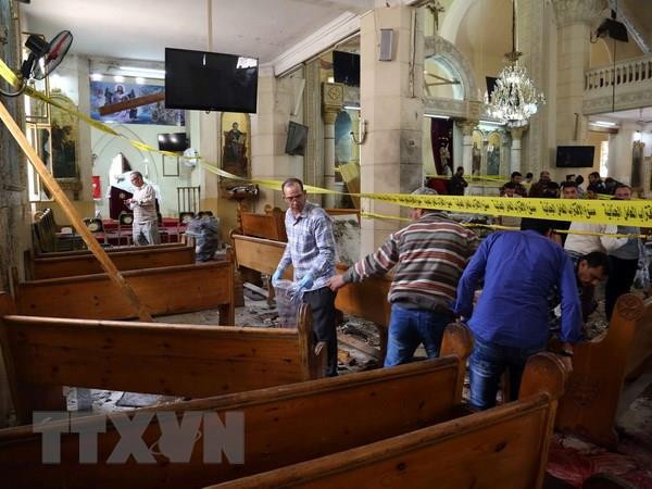 Hiện trường vụ đánh bom tại nhà thờ ở Tanta tháng 4/2017. (Nguồn: AFP/TTXVN) Ai Cập kết án 30 đối tượng âm mưu đánh bom nhà thờ ảnh 1