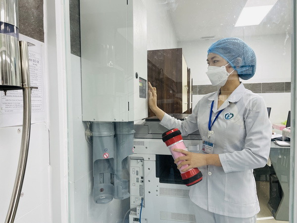 Nhân viên y tế thao tác để chuyển mẫu xét nghiệm bằng hệ thống vận chuyển mẫu khí nén tại Bệnh viện đa khoa Thống Nhất. (Ảnh: Lê Xuân/TTXVN) Đồng Nai: Hệ thống vận chuyển mẫu bệnh phẩm xét nghiệm bằng khí nén ảnh 1