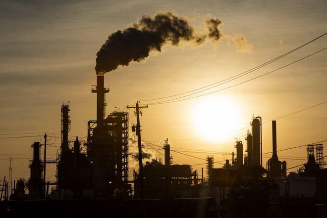 Một nhà máy lọc dầu ở Houston, bang Texas của Mỹ. (Ảnh: AFP/TTXVN) Giá dầu thế giới tăng khoảng 2% do Fed có thể nới lỏng lãi suất ảnh 1