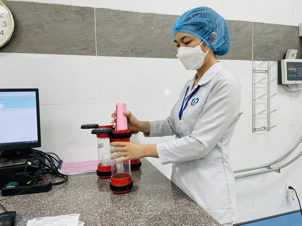 Nhân viên y tế thao tác để chuyển mẫu xét nghiệm bằng hệ thống vận chuyển mẫu khí nén tại Bệnh viện đa khoa Thống Nhất. (Ảnh: Lê Xuân/TTXVN) Đồng Nai: Hệ thống vận chuyển mẫu bệnh phẩm xét nghiệm bằng khí nén ảnh 2