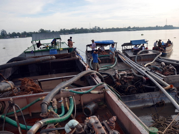 Bắt giữ 16 phương tiện thủy khai thác cát trái phép trên sông Đà ảnh 1