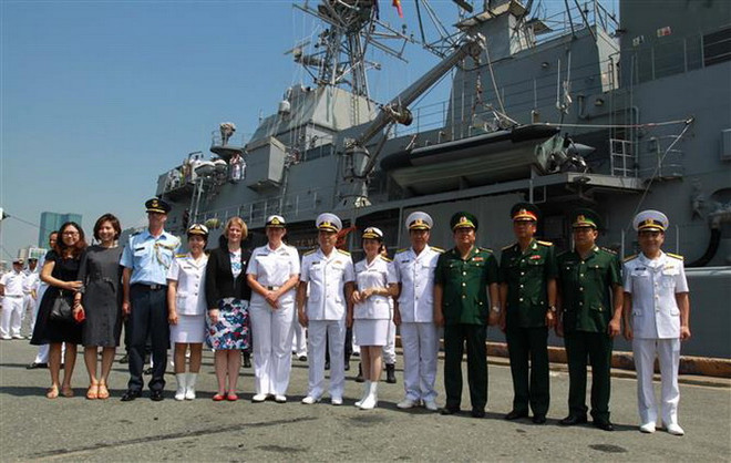 Thượng tá Nguyễn Ngọc Anh, Phó Lữ đoàn trưởng Lữ đoàn 125 Hải quân Việt Nam với Trung tá Lisa Hunn, chỉ huy tàu Hải quân Hoàng gia New Zealand HMNZS Te Mana F77 cùng các đại biểu tại cảng Sài Gòn. (Ảnh: Thanh Vũ/TTXVN) Đoàn sỹ quan, thủy thủ Hải quân Hoàng gia New Zealand thăm Việt Nam ảnh 1