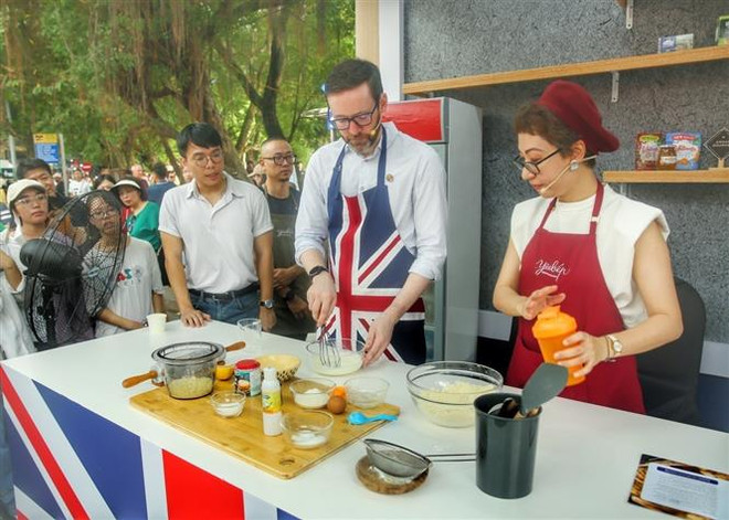 Người dân thủ đô Hà Nội hào hứng với Lễ hội Vương quốc Anh ảnh 3