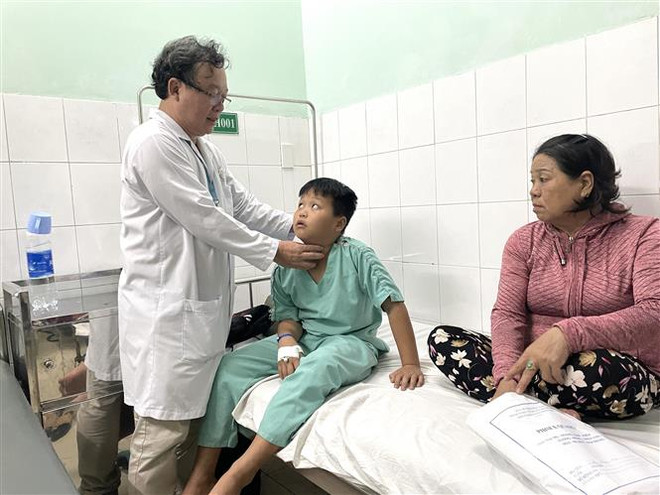 Bé trai 10 tuổi nuốt nhầm viên thuốc còn nguyên vỏ sắc nhọn ảnh 1