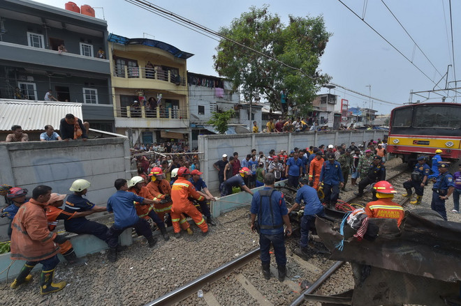 Indonesia: Tàu hỏa và xe buýt đâm nhau khiến 16 người thiệt mạng ảnh 1