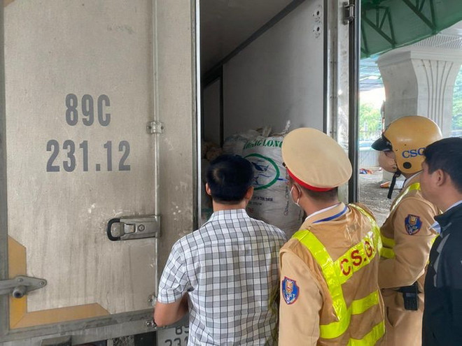 Phương tiện đang chở hơn 1 tấn mỡ lợn bị lực lượng chức năng tạm giữ. (Nguồn: báo Công Thương) mo-lon-593.jpg