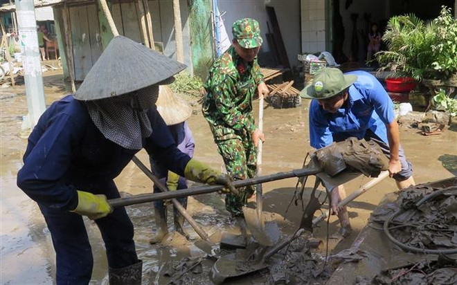 Phú Yên huy động lực lượng hỗ trợ người dân dọn dẹp nhà cửa sau bão ảnh 1