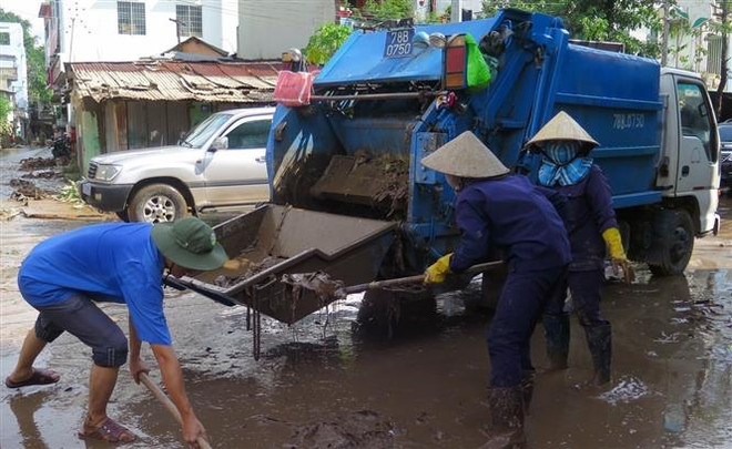 Phú Yên huy động lực lượng hỗ trợ người dân dọn dẹp nhà cửa sau bão ảnh 2