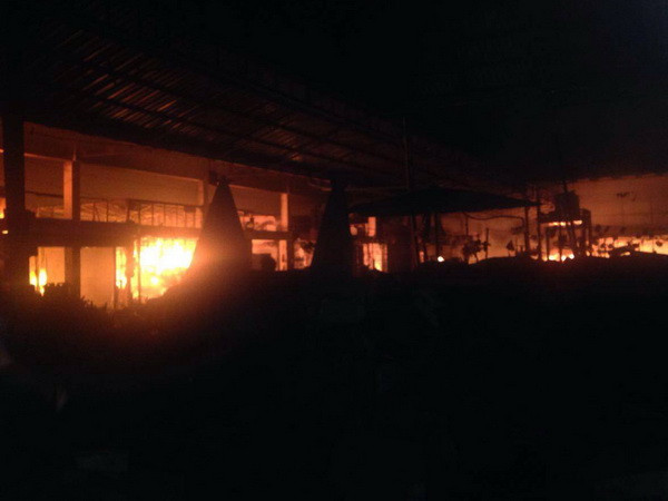 Chợ đêm Phú Quốc bốc cháy trong đêm, thiêu rụi hơn 20 gian hàng ảnh 1