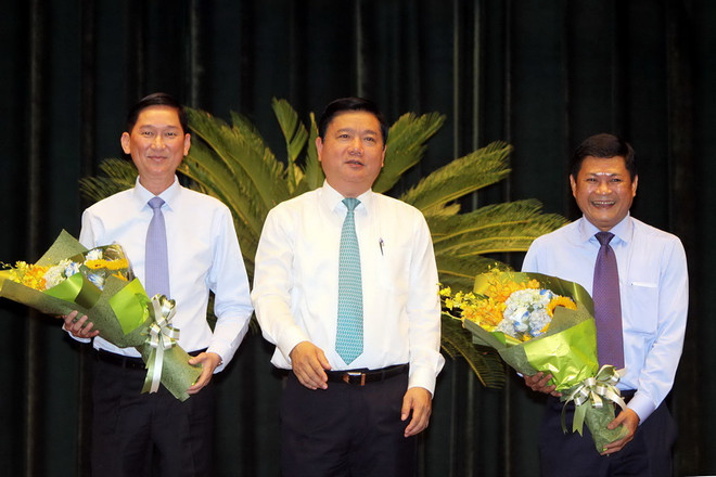 Bí thư Thành ủy Thành phố Hồ Chí Minh Đinh La Thăng chúc mừng 2 tân Phó Chủ tịch UBND Trần Vĩnh Tuyến và Huỳnh Cách Mạng. (Ảnh: Thanh Vũ/TTXVN) Thành phố Hồ Chí Minh có thêm 2 Phó Chủ tịch Ủy ban Nhân dân ảnh 1