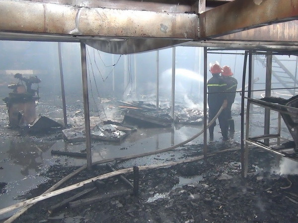 Hỏa hoạn thiêu rụi gần 1.000m2 xưởng gỗ ở Bình Dương ảnh 1