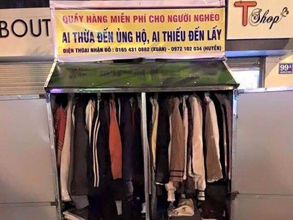 Ấm áp tủ quần áo từ thiện giữa lòng Thủ đô trong ngày mưa ảnh 1