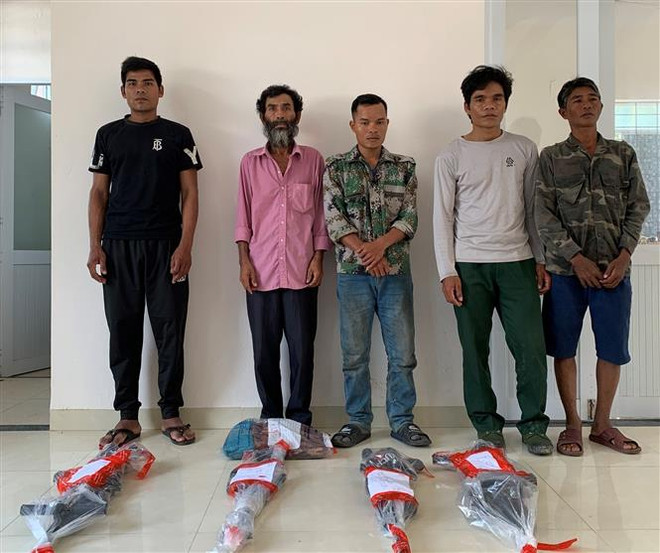Nhóm đối tượng và tang vật tại cơ quan Công an. (Ảnh: TTXVN phát) Phú Yên: Mật phục bắt giữ nhóm đối tượng tàng trữ vũ khí trái phép ảnh 1