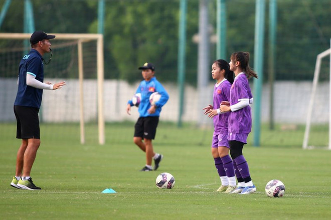 Huấn luyện viên Akira Ijiri cùng các học trò trên sân tập. (Nguồn: VFF) U17 Nữ Việt Nam hướng đến Vòng Chung kết U17 Nữ châu Á 2024 ảnh 1